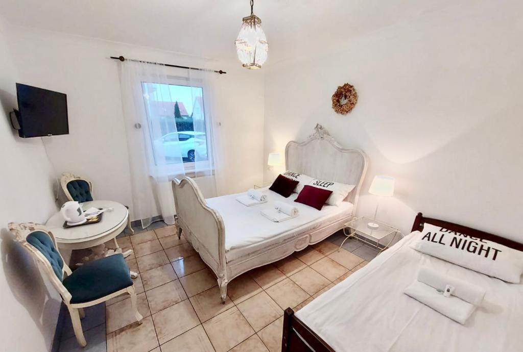 Pod Roza Economy Bed & Breakfast เวบา ภายนอก รูปภาพ